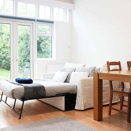 Large Garden Apartment On Golders Green High Road Лондон Экстерьер фото