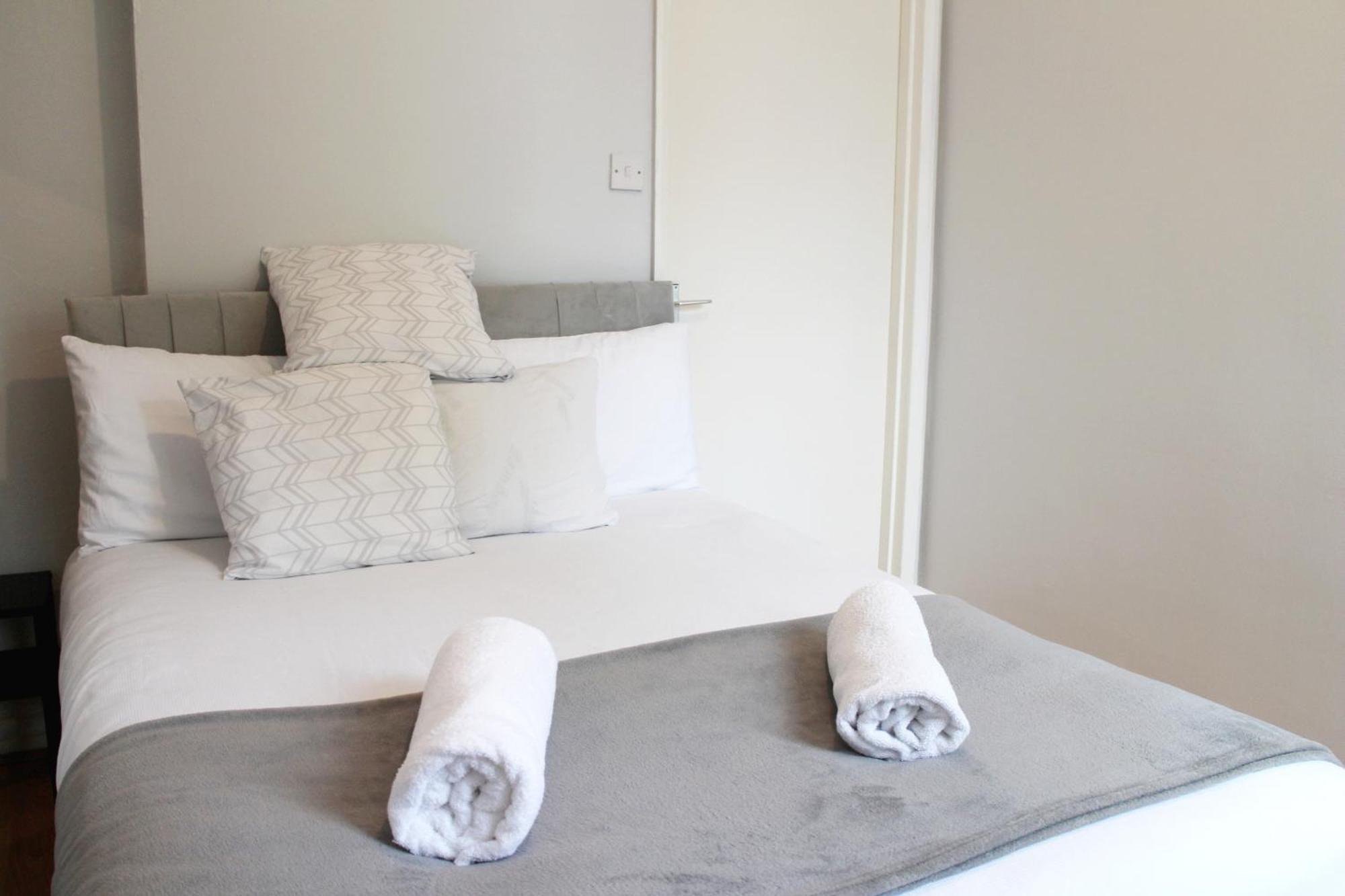 Large Garden Apartment On Golders Green High Road Лондон Экстерьер фото