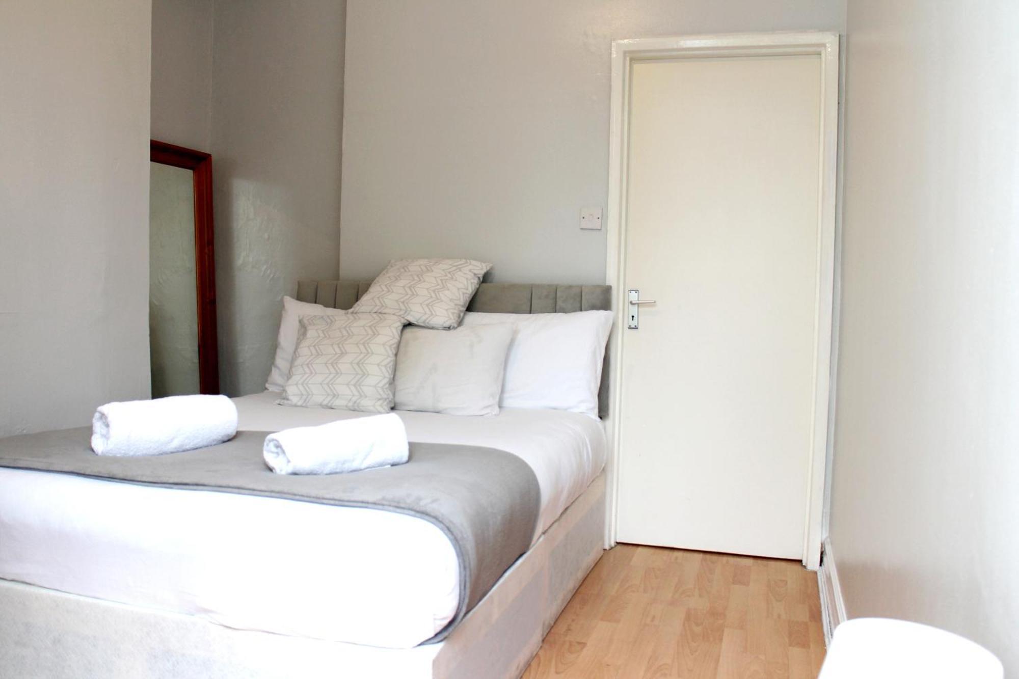 Large Garden Apartment On Golders Green High Road Лондон Экстерьер фото