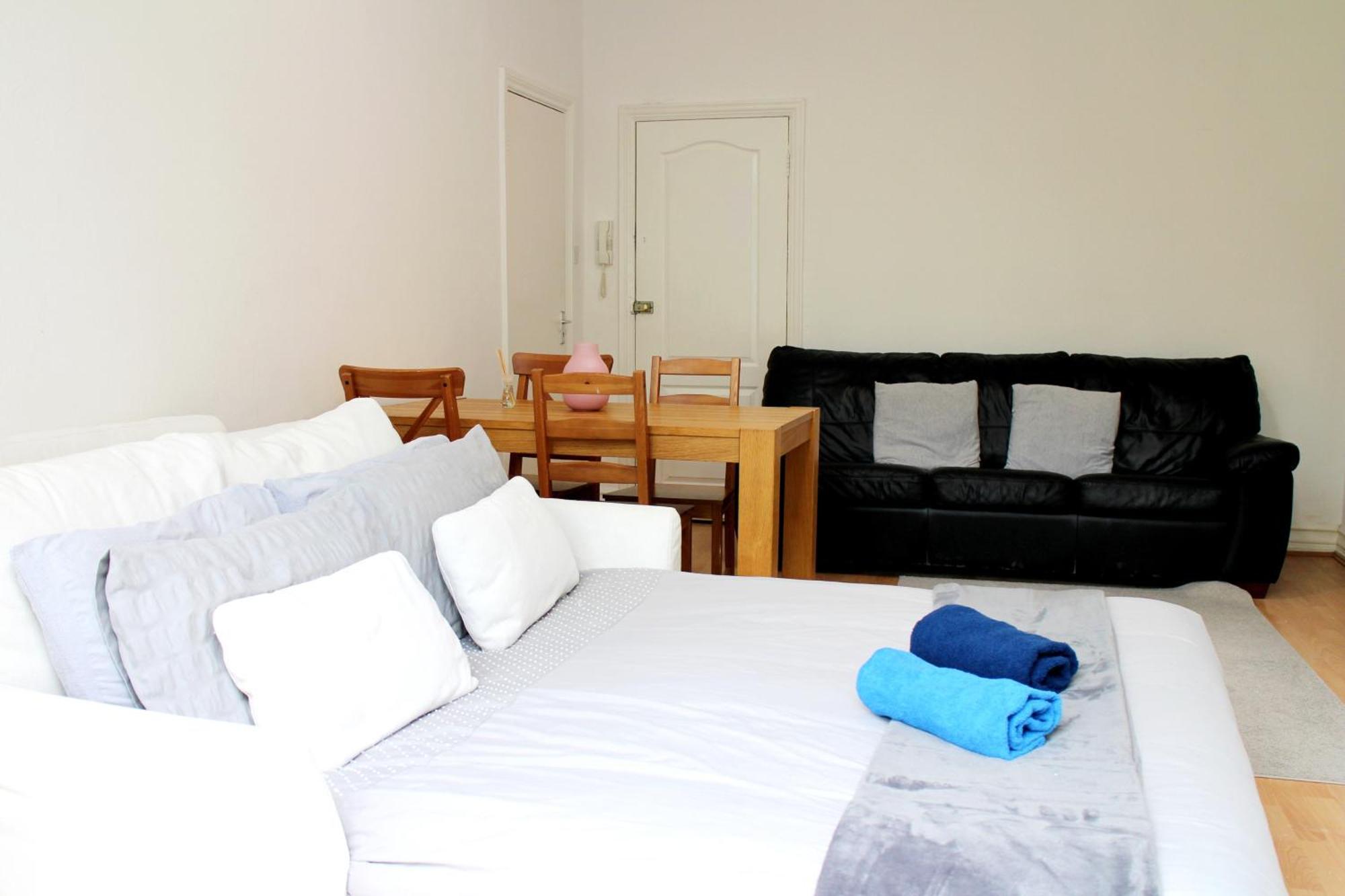 Large Garden Apartment On Golders Green High Road Лондон Экстерьер фото