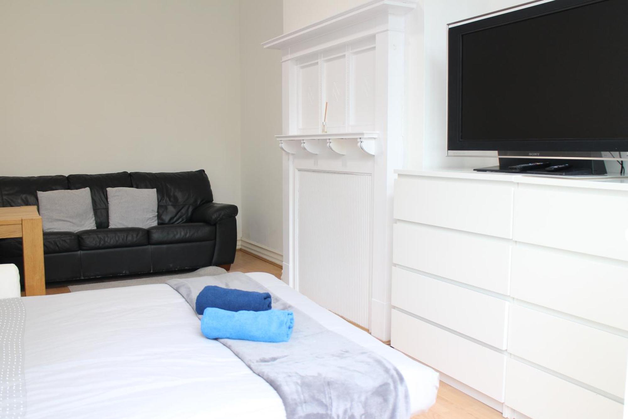 Large Garden Apartment On Golders Green High Road Лондон Экстерьер фото