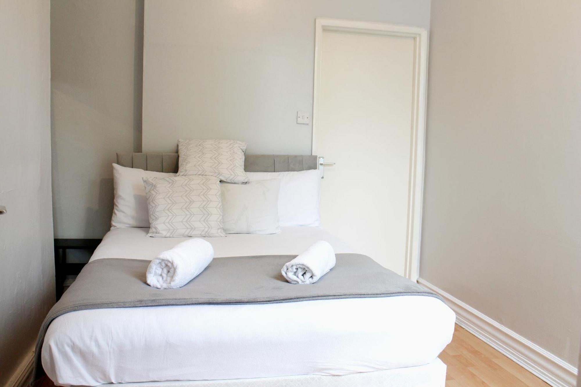 Large Garden Apartment On Golders Green High Road Лондон Экстерьер фото