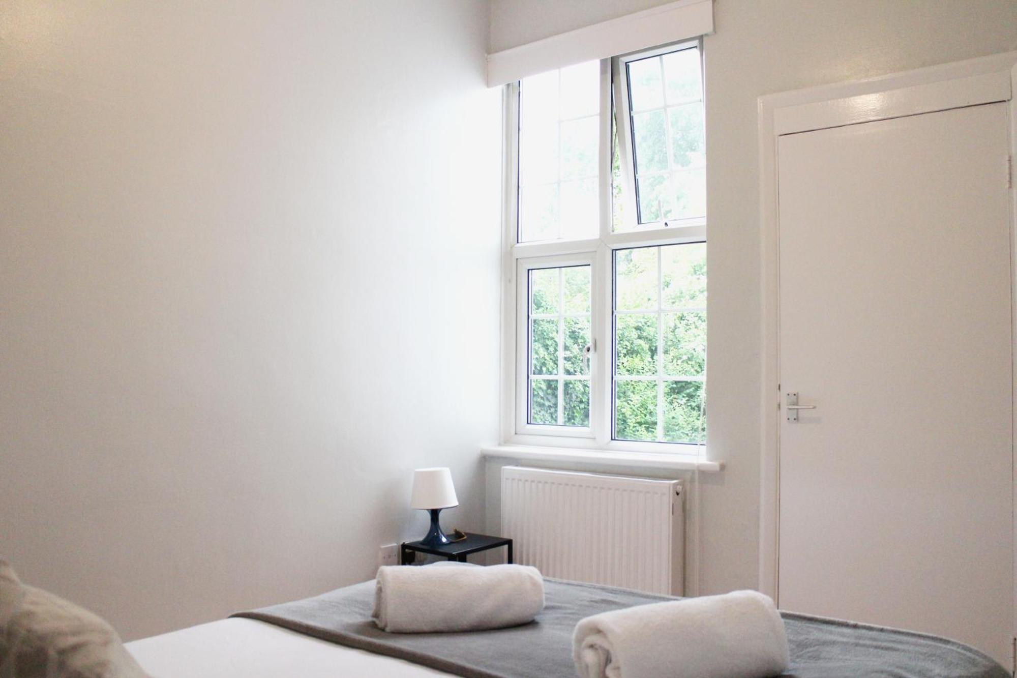 Large Garden Apartment On Golders Green High Road Лондон Экстерьер фото